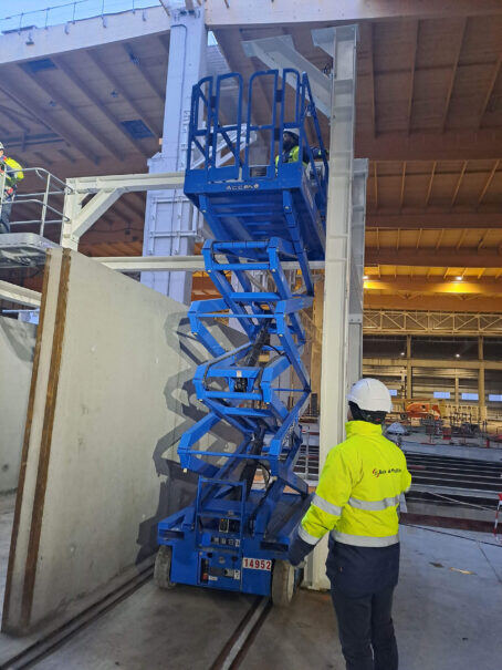 nacelle ciseaux 12m étroit chantier constellium