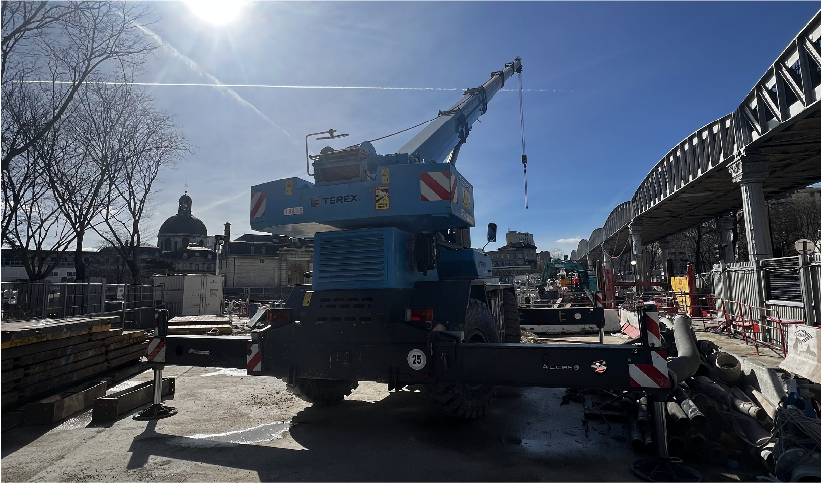 Grue automotrice pour le chantier du bassin de rétention à Austerlitz, PARIS.