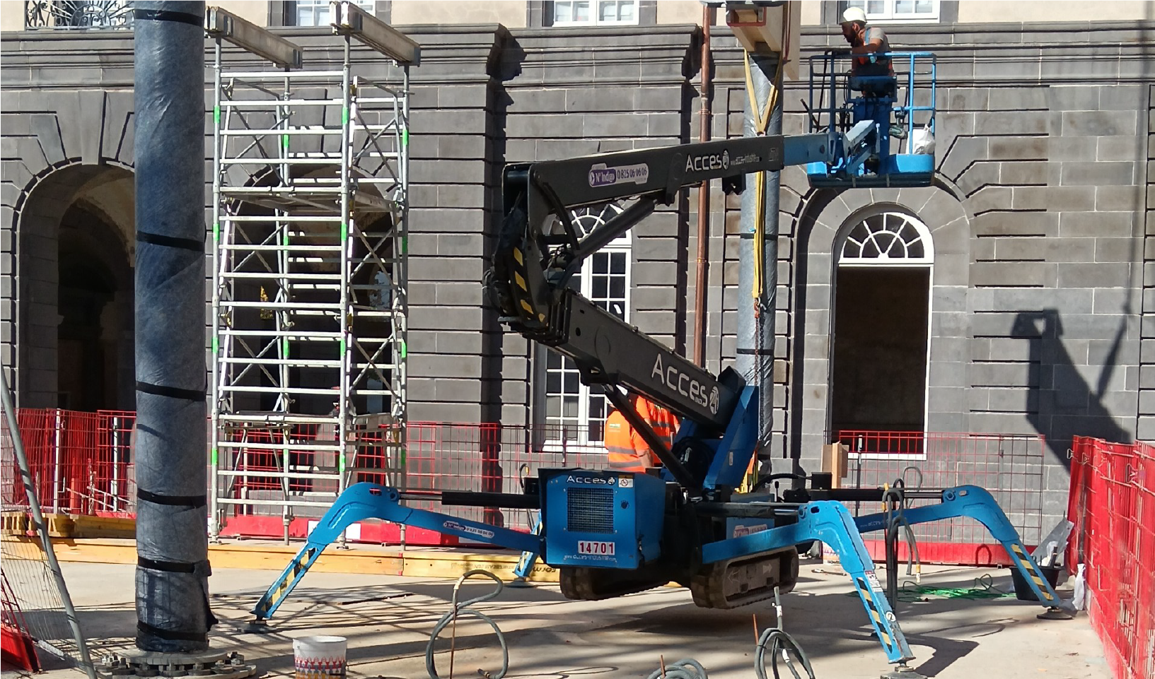Nacelle araignée pour le chantier de construction de la bibliothèque de CLERMONT-FERRAND dans l’enceinte de l’ancien Hôtel Dieu.