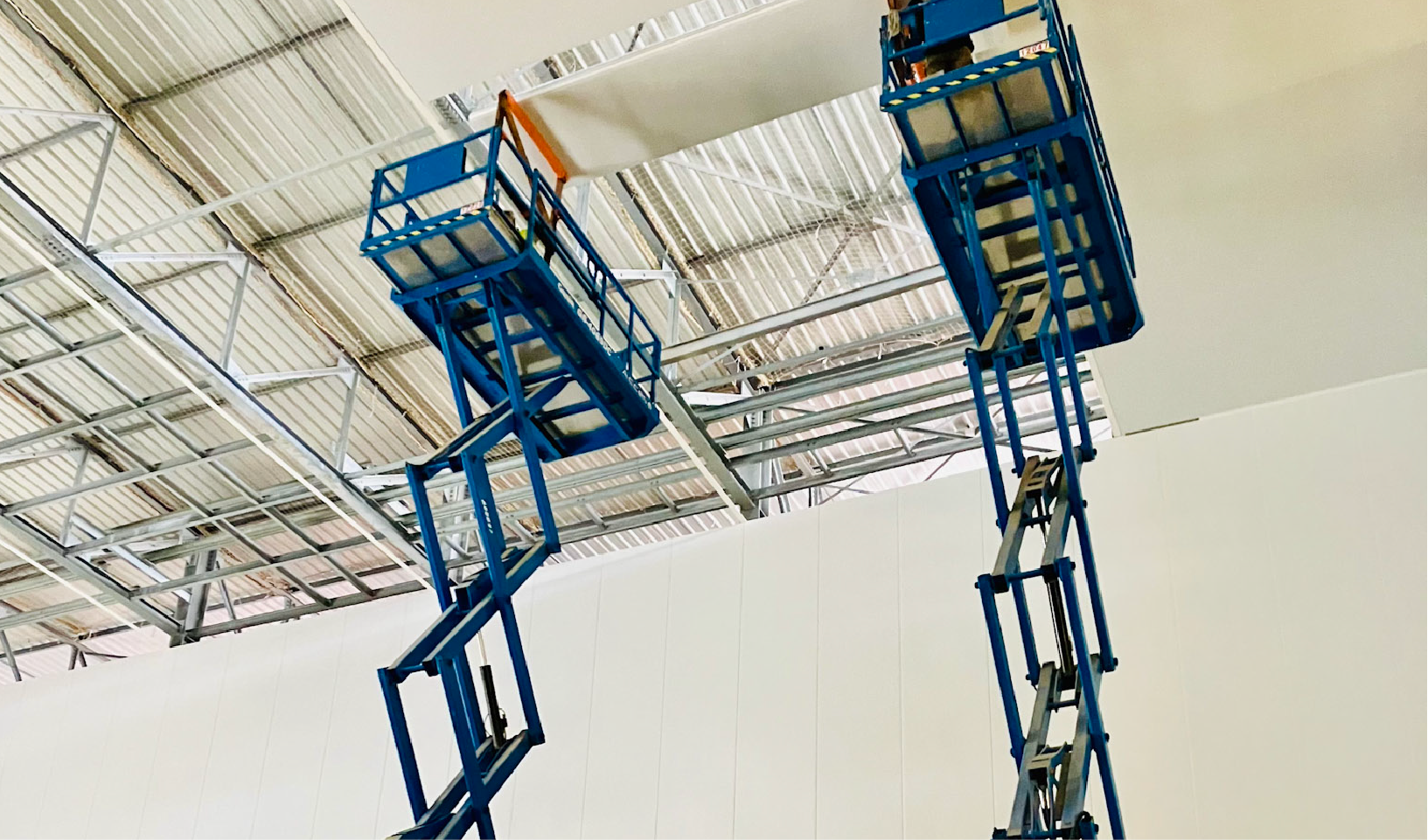 Location de deux nacelles ciseaux sur le chantier Charal à CHOLET (49).